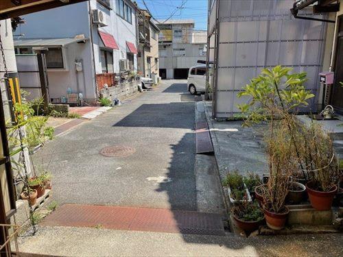 敷地内から間口を撮影