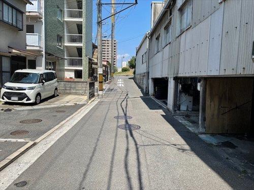 私道の先の公道