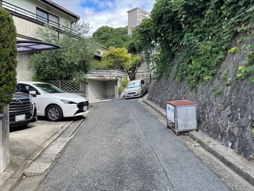 南側前面道路(西側から撮影)