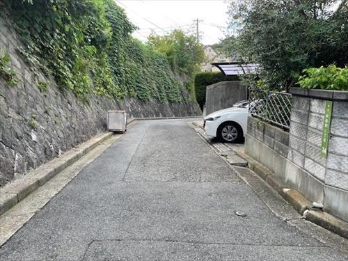 南側前面道路(東側から撮影)