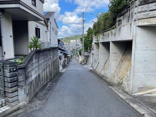 東側前面道路(南側から撮影)