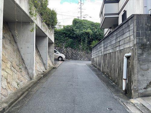 東側前面道路(北側から撮影)