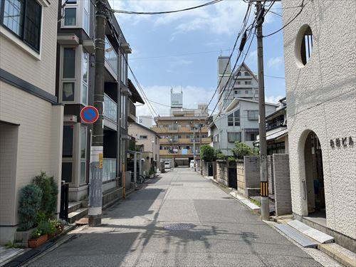 北東側前面道路(東側から撮影)