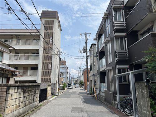 北東側前面道路(西側から撮影)