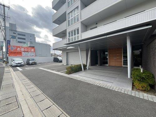 マンション入口・駐車場