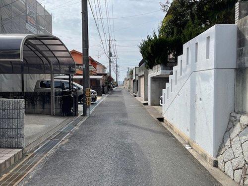 南東側前面道路(北側から撮影)