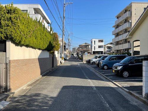 南東側前面道路(南側から撮影)