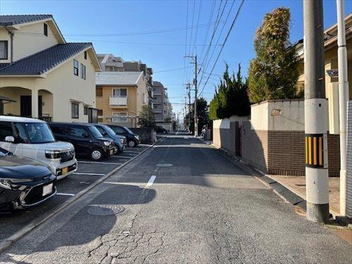 南東側前面道路(北側から撮影)