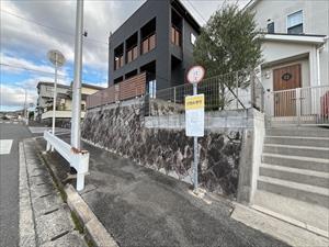 安西中学校バス停まで240ｍ