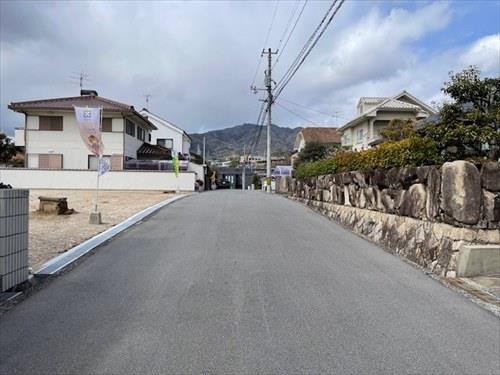 北東側前面道路(東側から撮影)