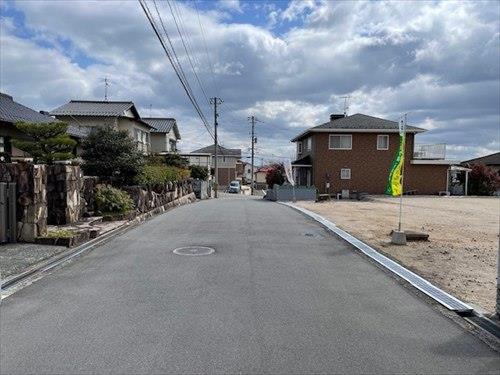 北東側前面道路(西側から撮影)