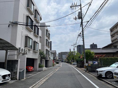 北西側前面道路(北側から撮影)