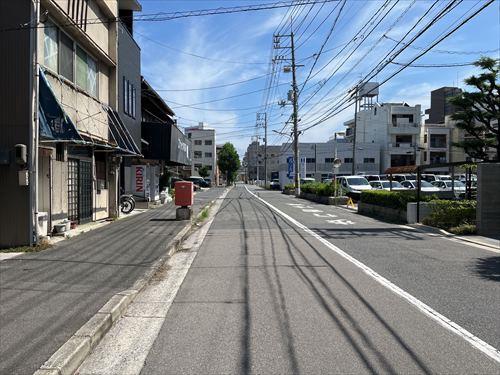 東側に存する道路