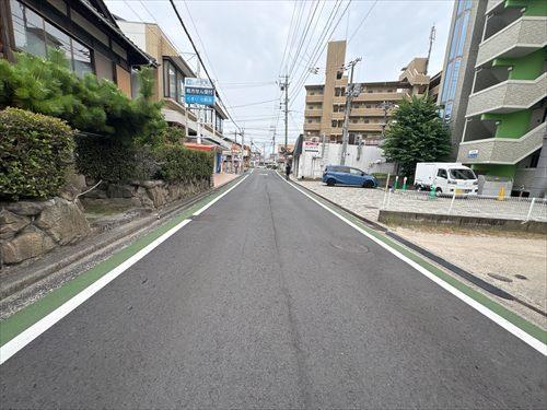 北側前面道路（西側から撮影）