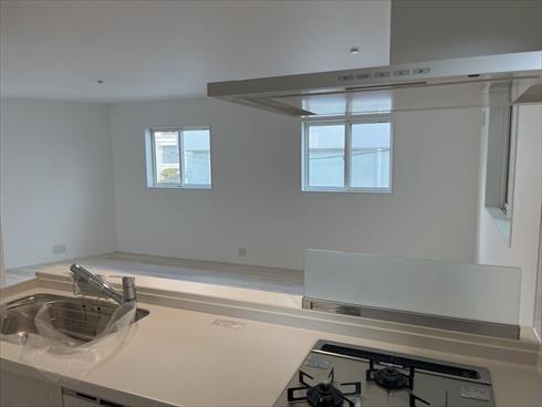 キッチンからLDK方向へ撮影