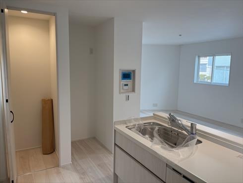 キッチンから収納スペース方向へ撮影