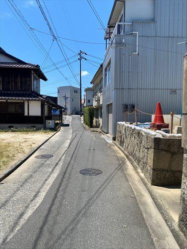 東側前面道路(2024年6月撮影）