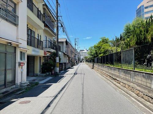 北西側前面道路(北側から撮影)