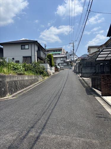 南西側道路（北西側から撮影）