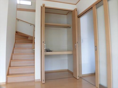 1階　階段横収納