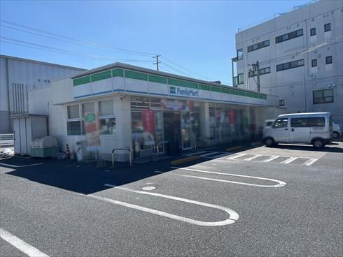 ファミリーマート八木二丁目店まで徒歩6分