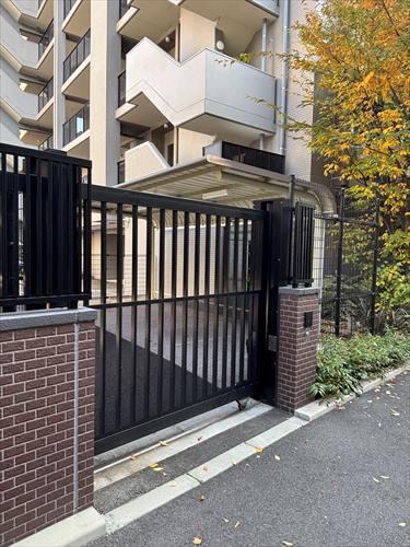 バイク置場出入口