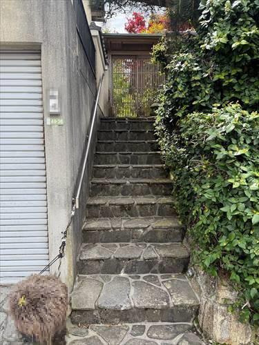 現地（階段）2026年4月撮影