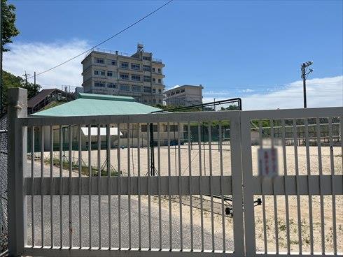 広島市立戸坂中学校まで徒歩17分