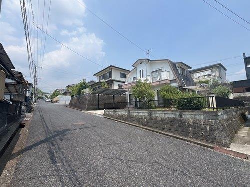 現地・前面道路（南東側より撮影）
