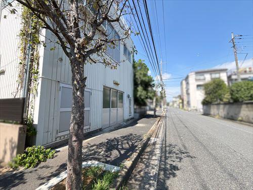 東側前面道路（2025年9月撮影）