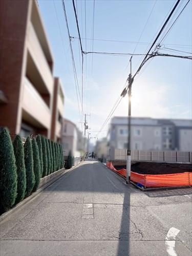 南東側前面道路（2025年11月撮影)