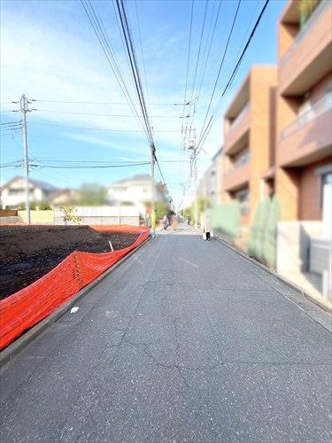 南東側前面道路（2025年11月撮影)