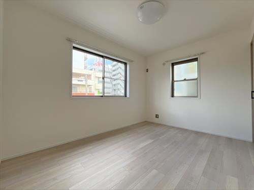 2F 北側洋室約６帖