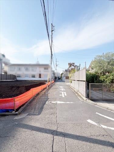 北東側前面道路（2025年11月撮影）