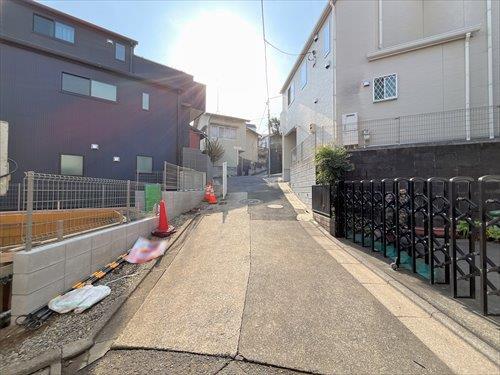 北西側道路（物件：左手）