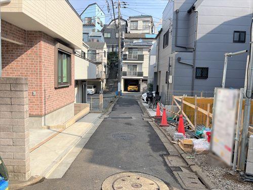 北東側道路（物件：右手）