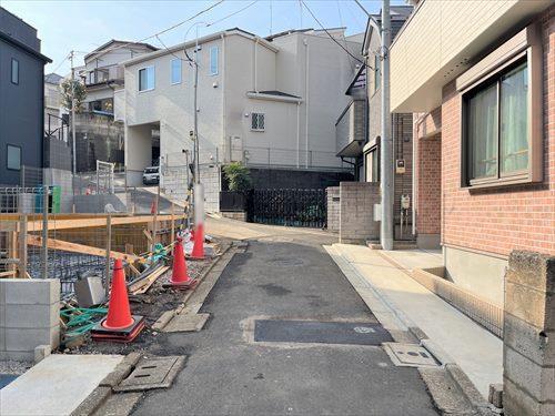 北東側道路（物件：左手）