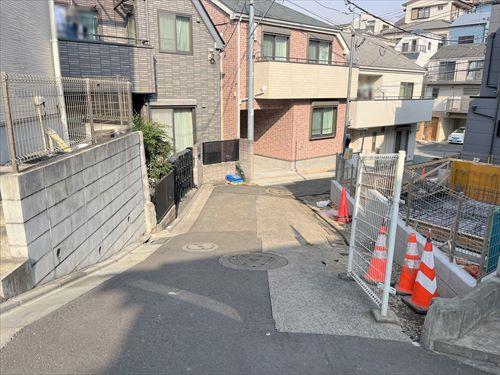 北西側道路（物件：右手）