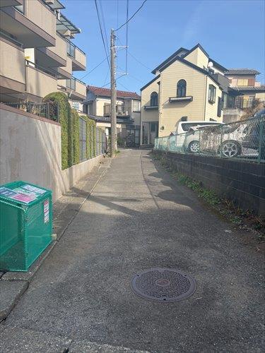 現地含む南東側前面道路 現地含む南東側前面道路