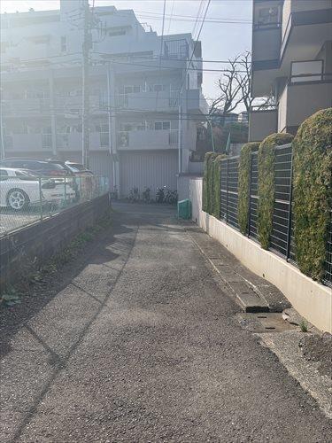 現地含む南東側前面道路 現地含む南東側前面道路