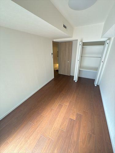 洋室（東側）　約5.6帖