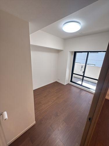 洋室（南側）　約4.1帖