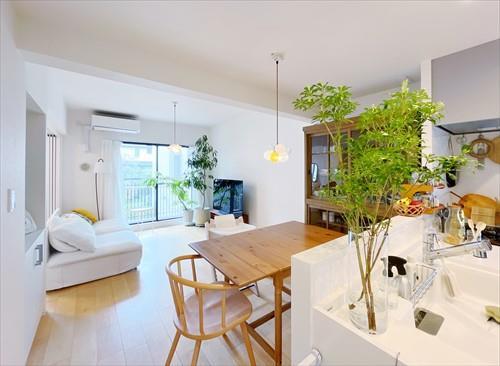 キッチンからリビングダイニング