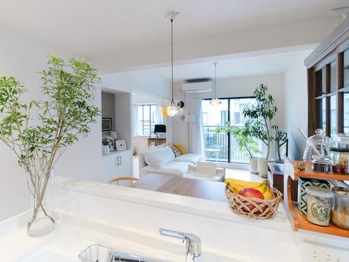 キッチンからリビングダイニング