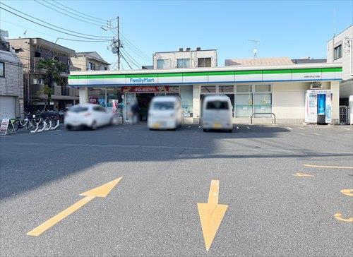 ファミリーマート中野中央五丁目店390m