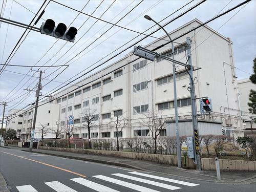 横浜市立新田中学校まで930m