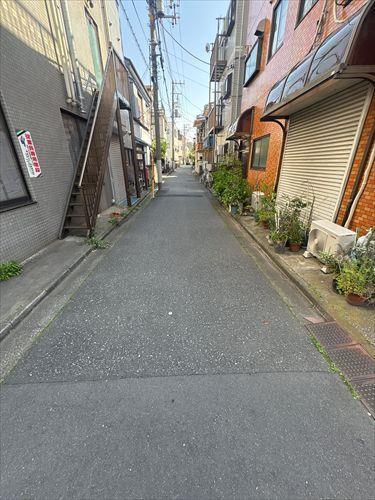 西側前面道路(2026年4月撮影)