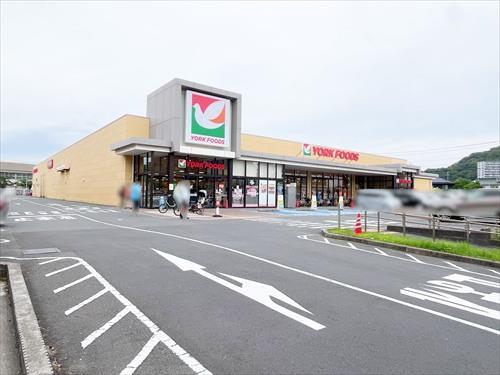ヨークフーズ六浦店530m