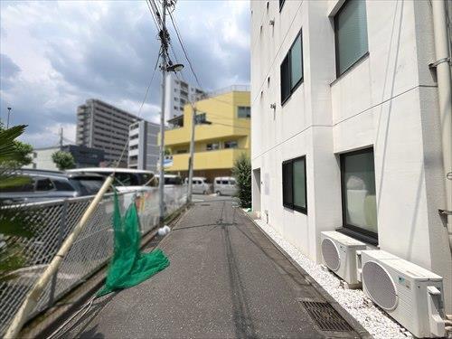 側面道路（2026年6月撮影）