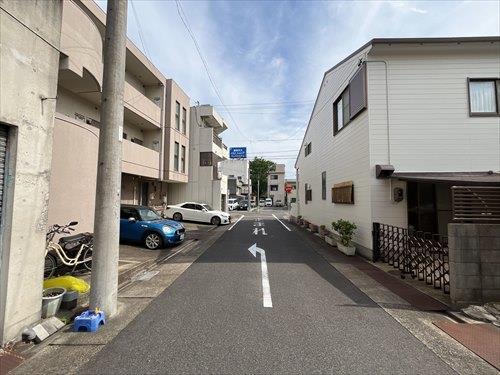 前面道路（西）